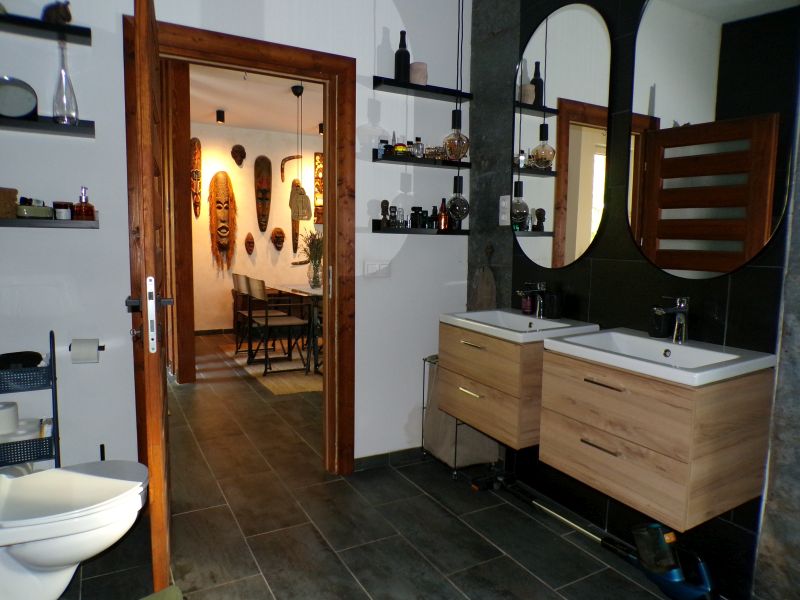Modern családi otthon Esztergom-Szamárhegyen – Medencével, 70 m²-es panorámaterasszal - Kép 23
