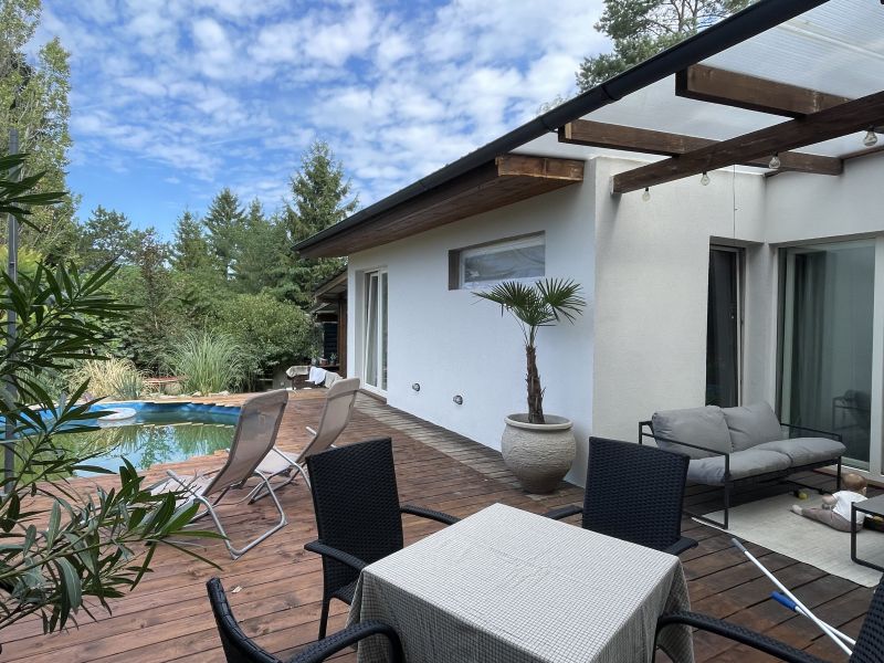 Modern családi otthon Esztergom-Szamárhegyen – Medencével, 70 m²-es panorámaterasszal - Kép 4