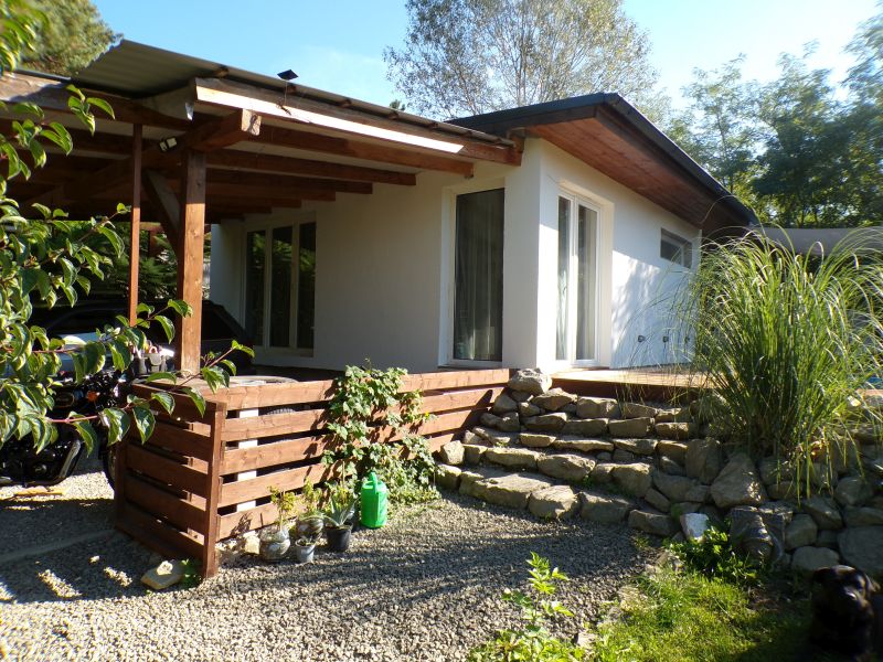Modern családi otthon Esztergom-Szamárhegyen – Medencével, 70 m²-es panorámaterasszal - Kép 6