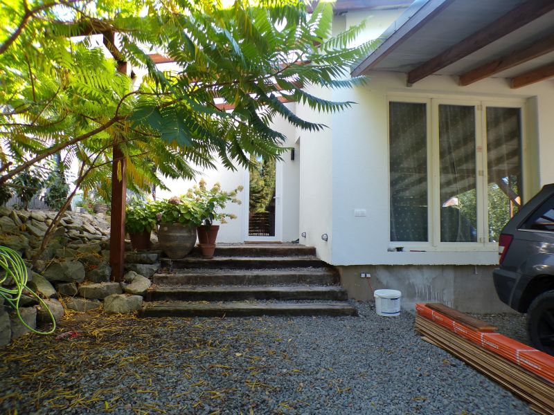 Modern családi otthon Esztergom-Szamárhegyen – Medencével, 70 m²-es panorámaterasszal - Kép 8