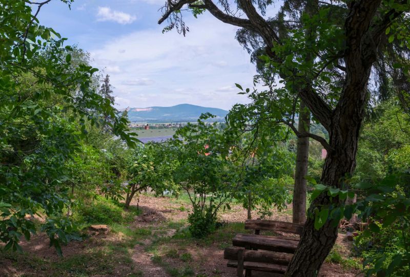Panorámás családi ház Tahitótfaluban – 300 m²-es beépítési lehetőséggel, lakóház státuszban